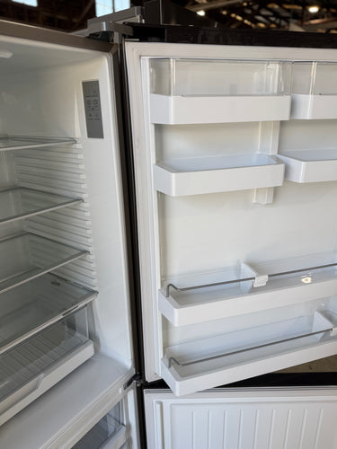 Factory second Fisher & Paykel RF522BRPB6 494-liter bottom mount refrigerator-freezer - Second Hand Appliances Geebung